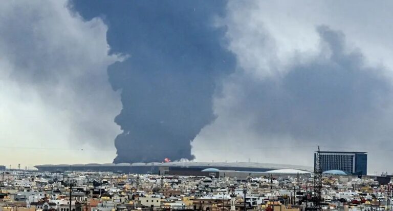 L’Iran lancia missili su Kuwait e Bahrain, gli Usa abbattono droni diretti a Hormuz
