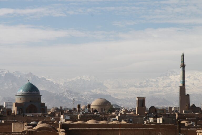 Nuovi attacchi Usa in Iran, Teheran minaccia di chiudere lo Stretto di Hormuz
