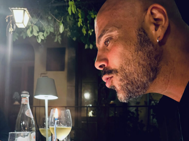 Marco D’Amore festeggia i suoi 45 anni a Taormina: tra cinema, emozioni e “Piccolo Miracolo”