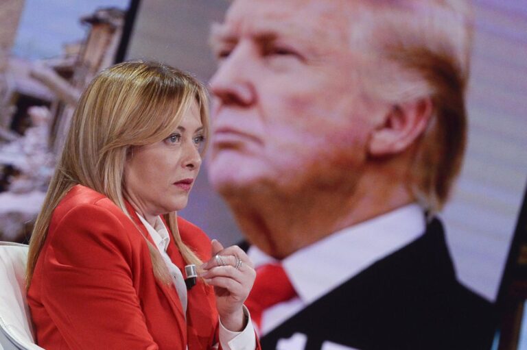 Trump: “Meloni mi ha implorato per una foto con lei”. La Premier: “Io e l’Italia non imploriamo mai”