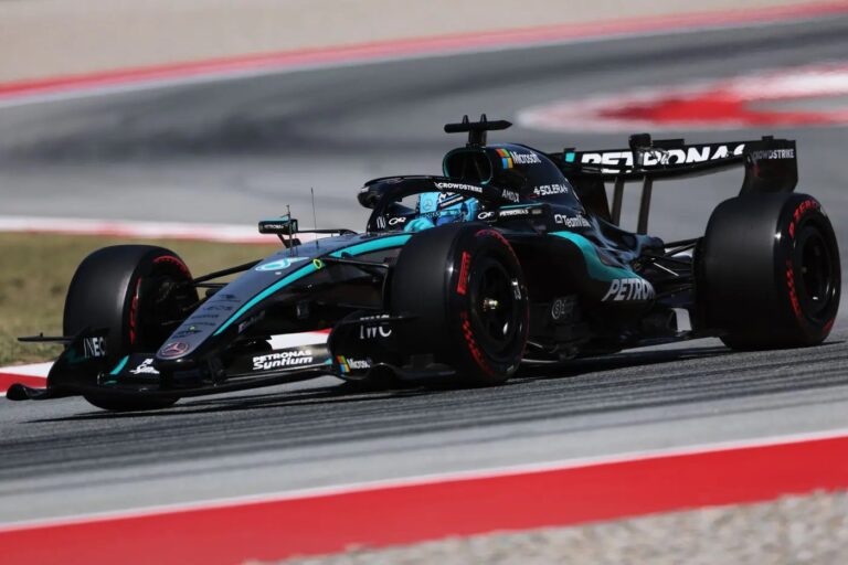 F1, Russell in pole davanti ad Hamilton e Antonelli a Barcellona. Leclerc a muro, partirà 10°
