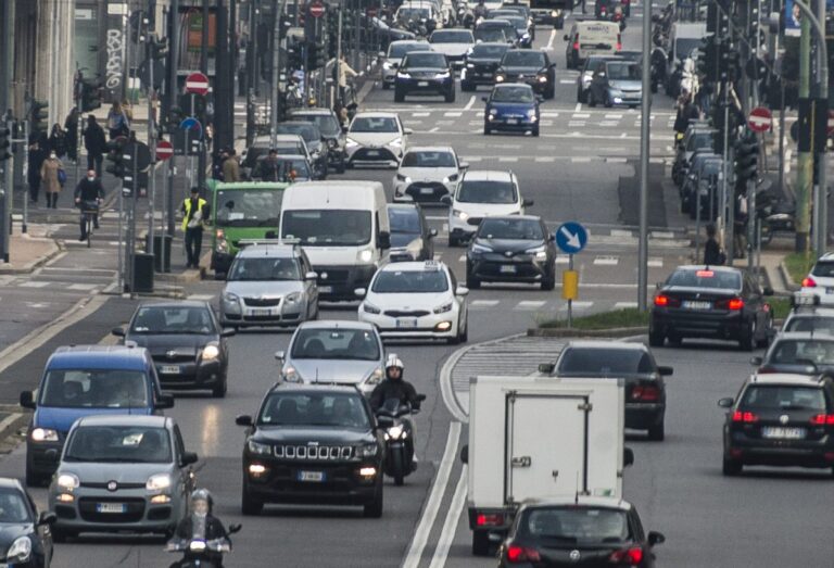 Il mercato dell’auto cresce: +7,64% su base annua in Italia