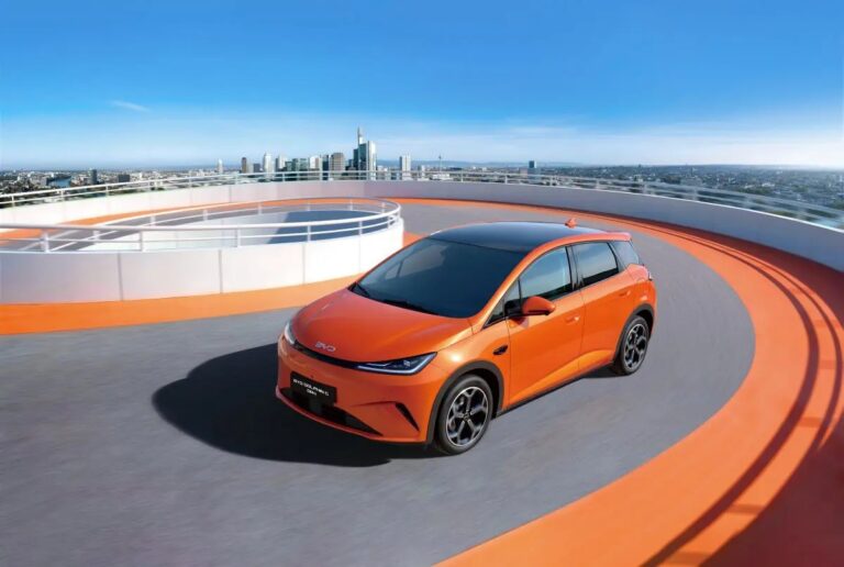 BYD Dolphin G DM-i, la compatta ibrida da oltre 1.000 km per il mercato europeo