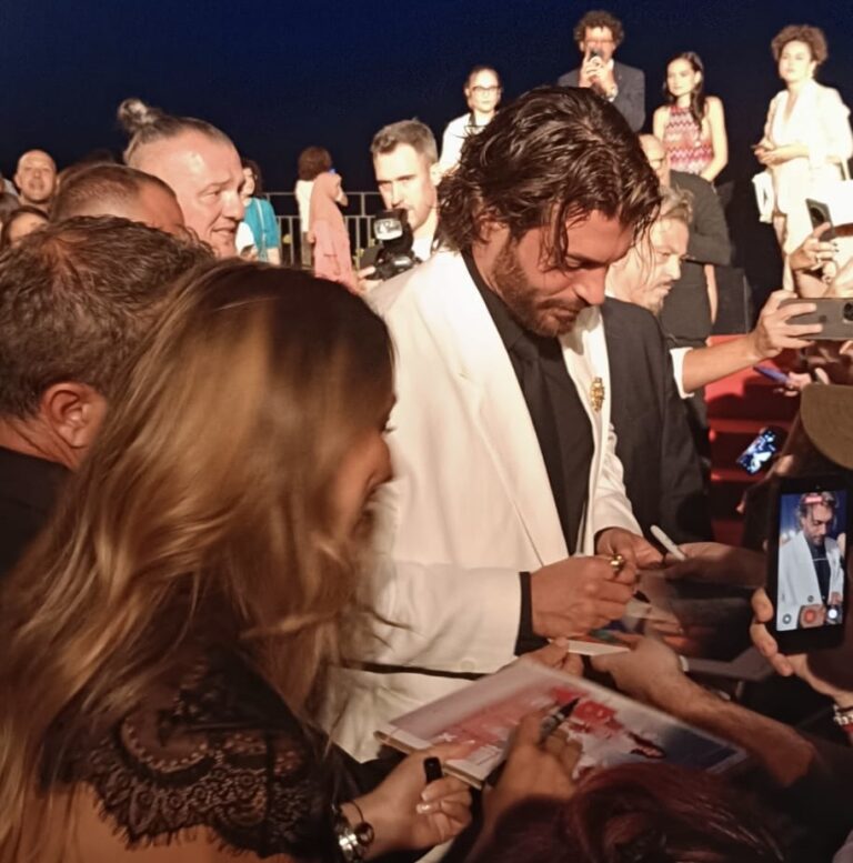 L’anima da anti-divo di Can Yaman: lezione di umiltà a Taormina