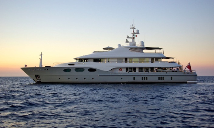 Jet privati e mega-yacht: il miliardario Jeffrey Records sbarca a Taormina con Fortunate Sun