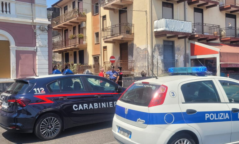 Insegue il fratello e lo uccide a colpi di mannaia nel Catanese, 63enne arrestato