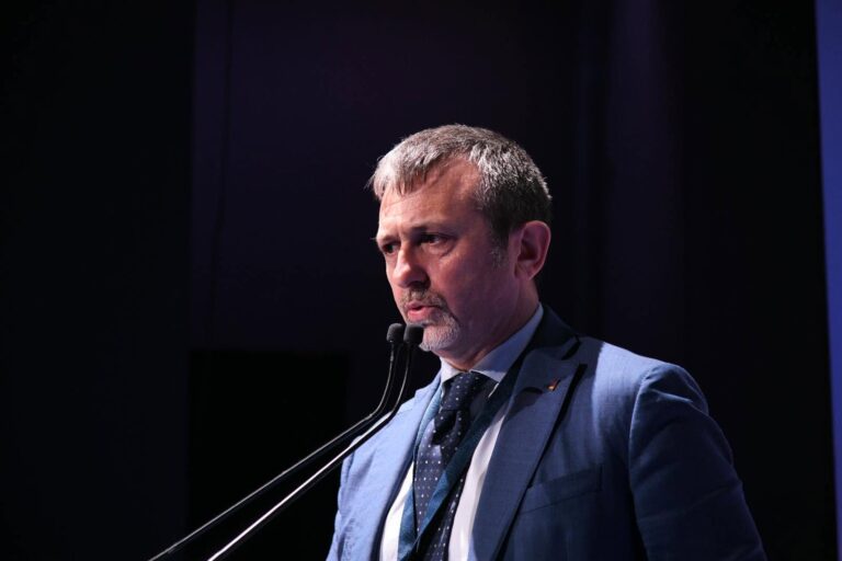 Caso Delmastro, no della maggioranza alla richiesta della Procura sulle chat. M5S occupa i banchi del Governo