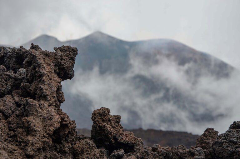 Etna, deboli emissioni di cenere in direzione sud-est