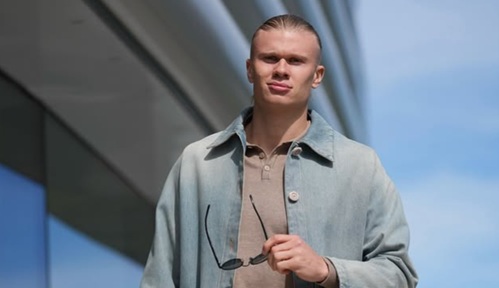 Erling Haaland arriva a Taormina per Dolce&Gabbana