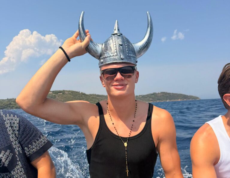 Haaland saluta Taormina e festeggia il compleanno in Sardegna