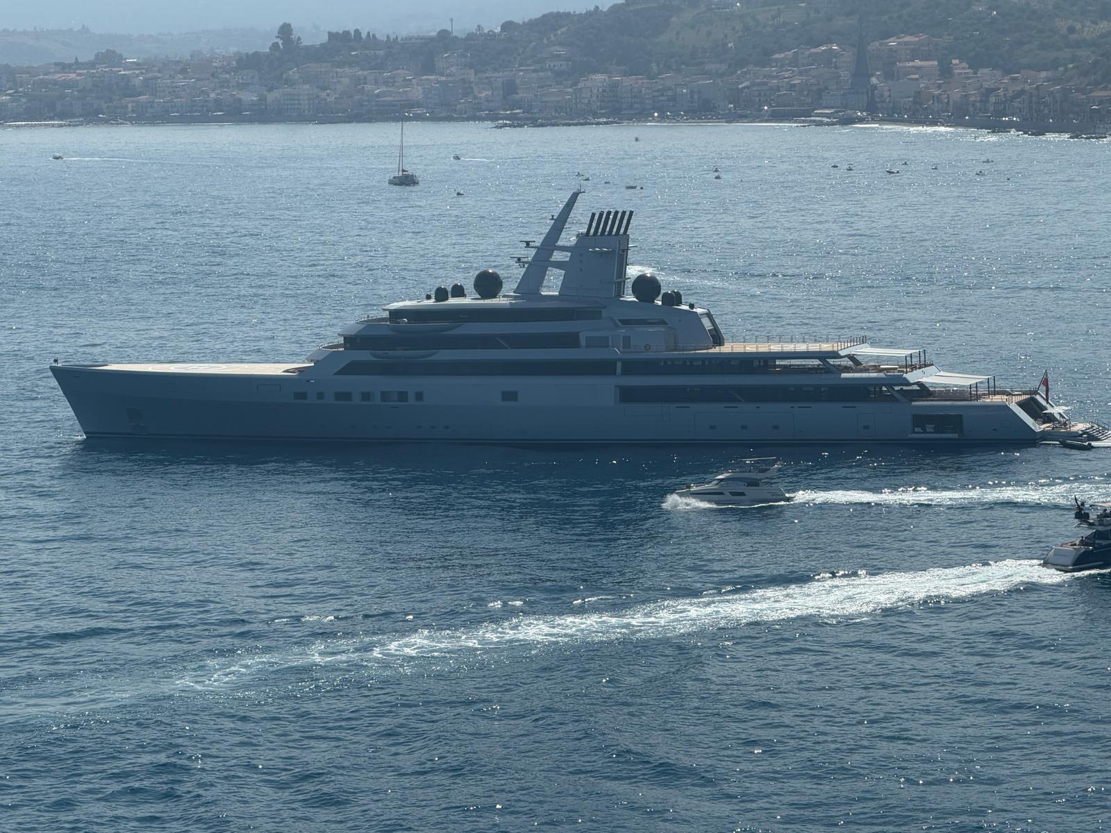 A Taormina ecco Dragonfly, è il giga-yacht da 450 mln del co-fondatore di Google 1 IMG 20260729 WA0014