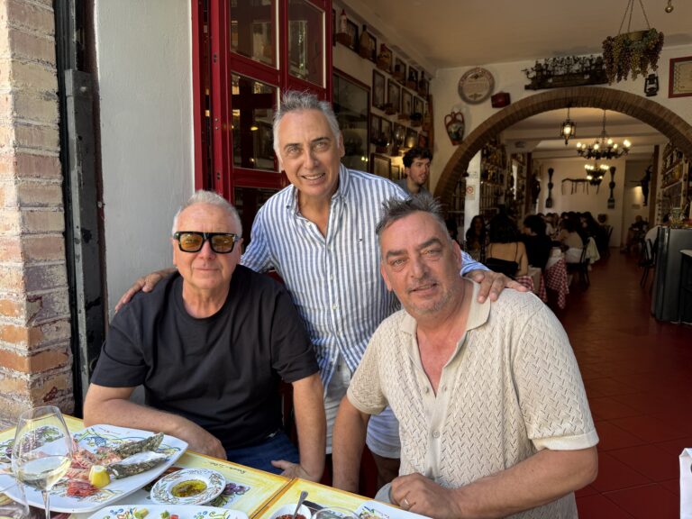 Compleanno a Taormina per Jim Kerr: il frontman dei Simple Minds festeggia a La Botte