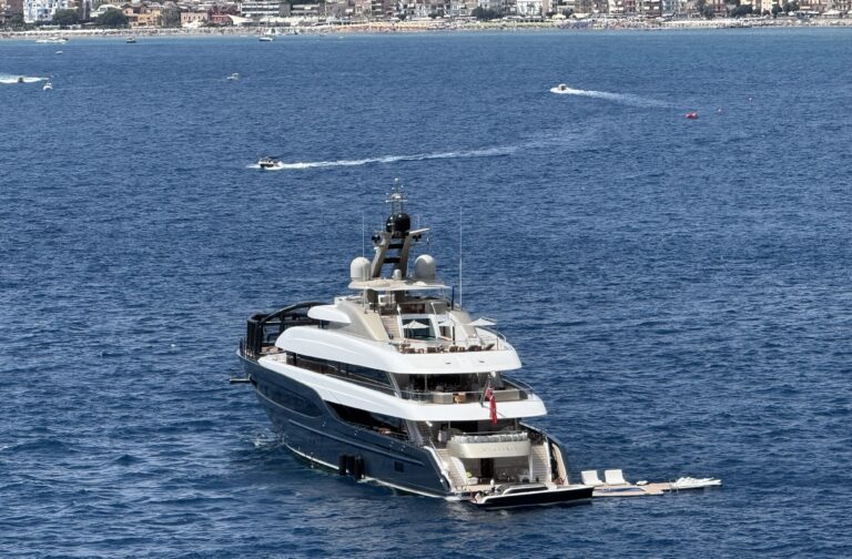 Nympheas torna a Taormina: è lo yacht che ospitò la luna di miele di Dua Lipa e Callum Turner