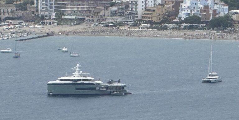 A Taormina arriva lo yacht Anawa: è l’explorer da 100 mln del patron di Burger King