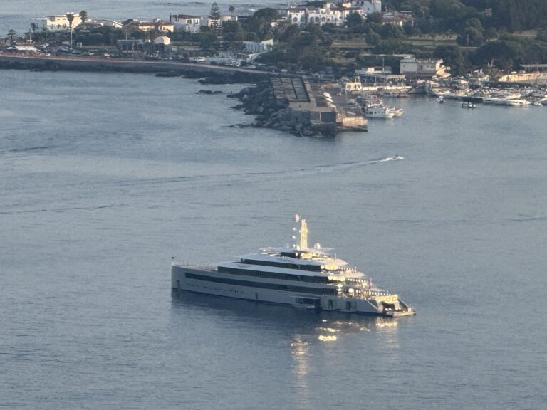 Nel mare di Taormina il mega-yacht Moonrise del fondatore di WhatsApp
