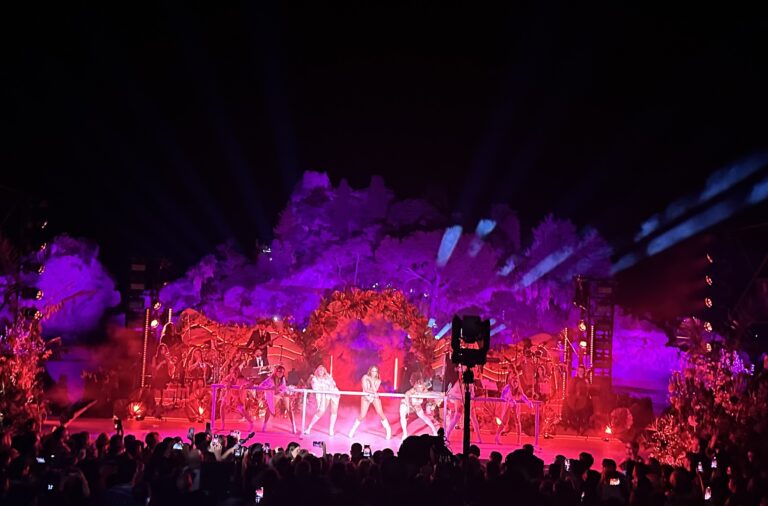 Jennifer Lopez accende i riflettori su Taormina: boom di interesse online durante l’evento Dolce&Gabbana