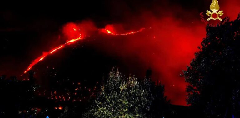 Incendi in Sicilia, prosegue l’emergenza. Un vigile del fuoco muore durante i soccorsi