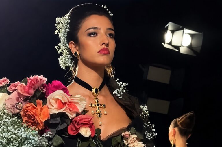 Leonie Cassel incanta la passerella di Dolce&Gabbana sotto gli occhi fieri di mamma Monica Bellucci