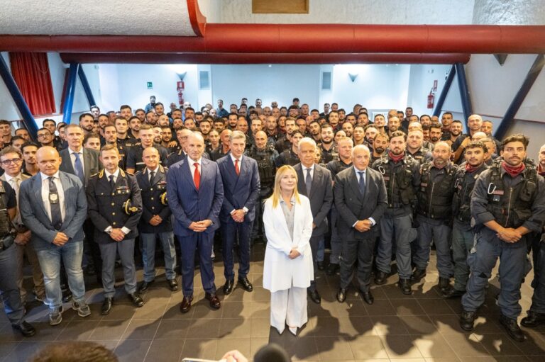 Meloni: “Tolleranza zero per chi vuole trasformare le piazze in zone franche”