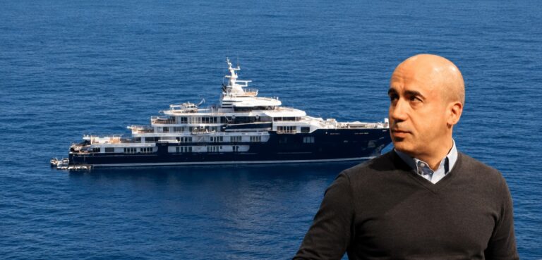 Il giga-yacht Multiverse a Taormina: è il super palazzo galleggiante da 250 mln del miliardario Yuri Milner