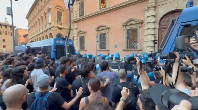 Bologna in piazza per la morte di Fakir Abderrahim, tensione tra manifestanti e polizia