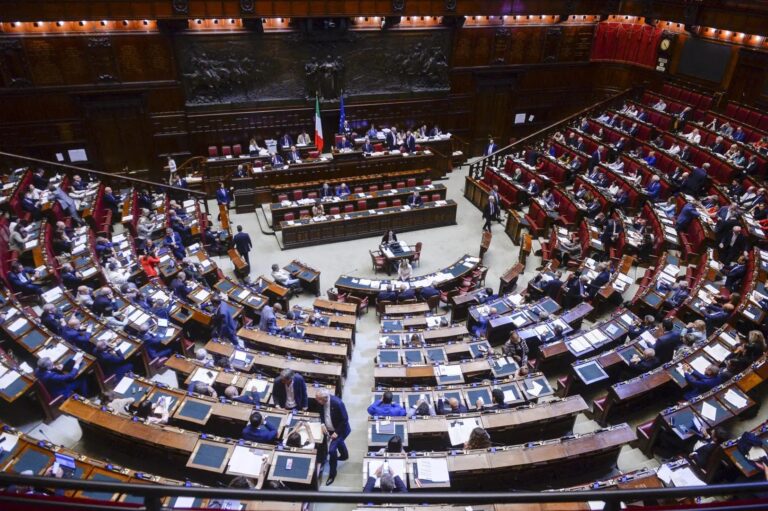 Via libera della Camera alla legge elettorale con 217 sì, il testo passa al Senato