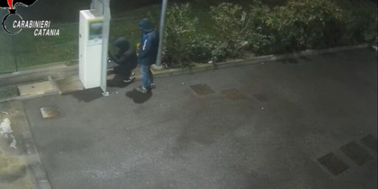 Assaltavano con esplosivi bancomat e distributori automatici nel Catanese, tre misure cautelari
