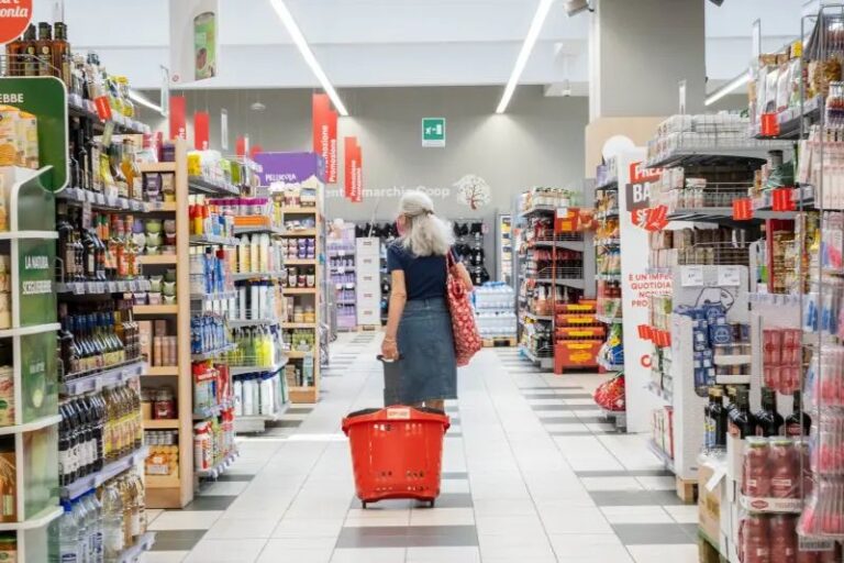 Consumi, vendite al dettaglio in lieve aumento dello 0,2% a maggio