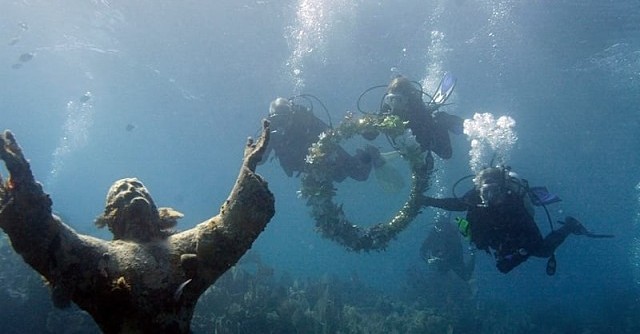 Subacquei restaurano il monumento del Cristo degli Abissi in Italia