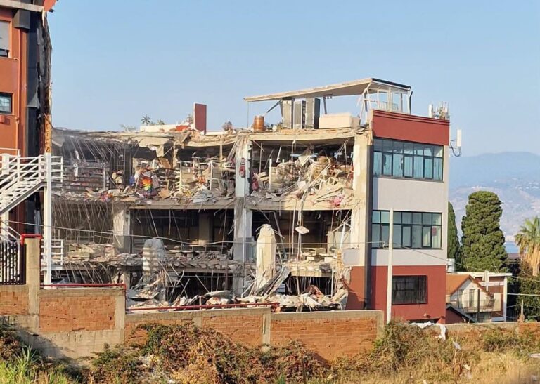 Crollo a Messina, ore drammatiche. Vigili del Fuoco: “Corsa contro il tempo per i dispersi”
