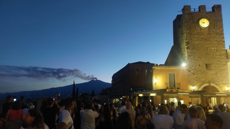 L’Etna torna a ruggire: spettacolo a Taormina, turisti incantati