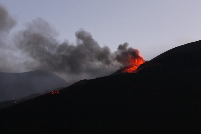 Etna, dopo la “calda” estate eruttiva arriva la pausa: prodotti 7,6 milioni di metri cubi di lava