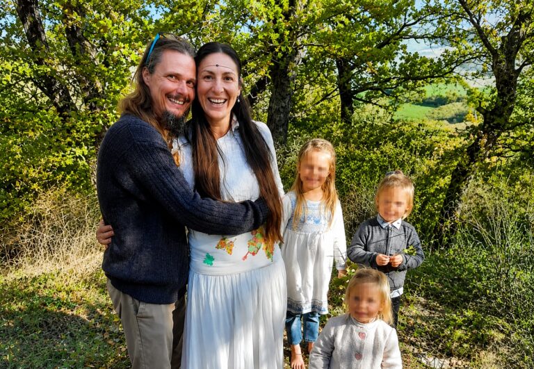 Famiglia nel bosco “idonea”: è l’ora di far tornare i bambini a casa