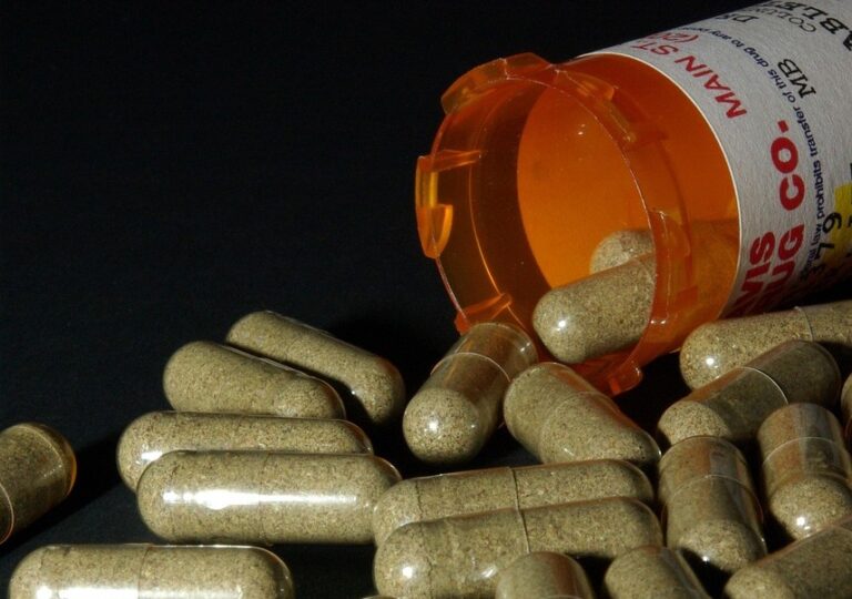 Farmaci, l’ipotesi di revisione del prontuario preoccupa la filiera e la politica