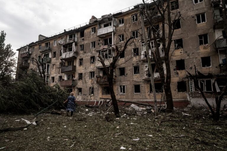 Missili russi su Kiev, colpito quartiere residenziale