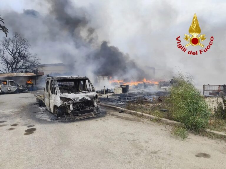 Vasto incendio nella zona industriale di Termini Imerese, circoscritte le fiamme