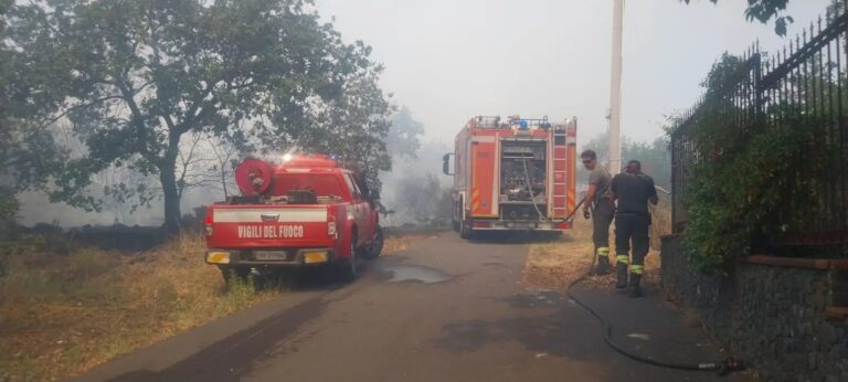 Sicilia nella morsa degli incendi, spenti 300 roghi. Schifani: “Non abbasseremo la guardia”