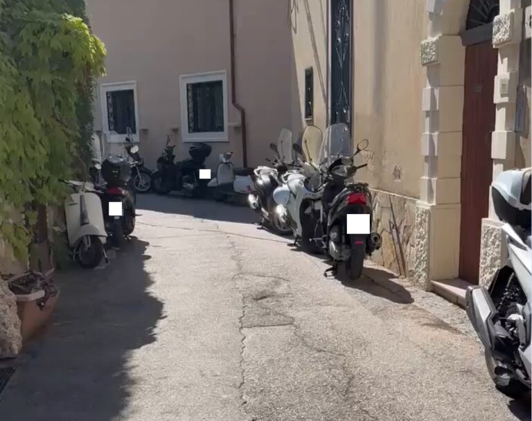 Taormina, i residenti di via Castelluccio a TN24: “Strada invasa da scooter, a rischio il passaggio dei soccorsi”