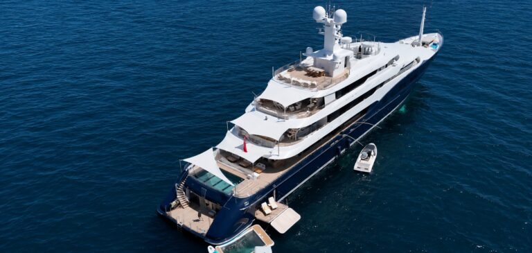 Il super-yacht da 125 mln con il QR code approda in Sicilia: possibile tappa a Taormina