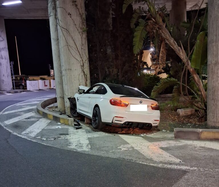 Taormina, BMW finisce contro la rotonda di Porta Catania
