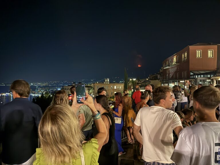 L’Etna di nuovo in eruzione. A Taormina turisti incantati dallo spettacolo del vulcano