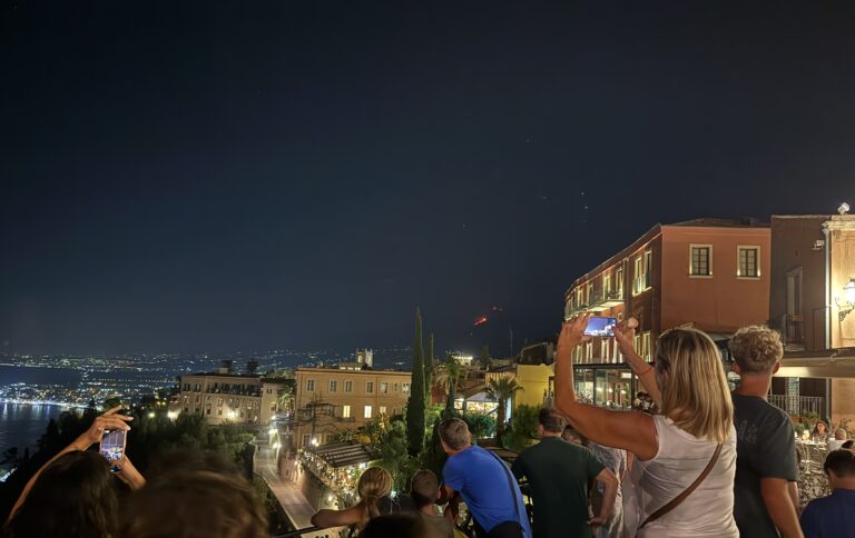 L’Etna “ruggisce” e l’eruzione vista da Taormina fa il giro del mondo