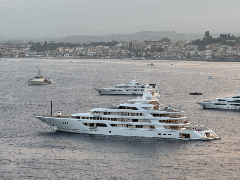 A Taormina ecco Boardwalk, il mega-yacht da 450 mln dell’ambasciatore Usa, Fertitta