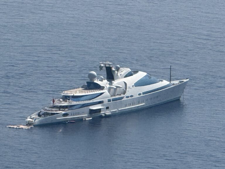 Il super-yacht Yas a Taormina, è il “palazzo” a 7 stelle sul mare dello sceicco di Abu Dhabi