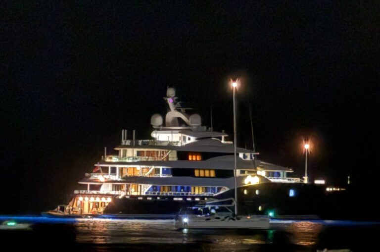 Amaryllis in rada a Taormina: è lo yacht di Marinakis, il magnate proprietario di Olympiacos e Nottingham
