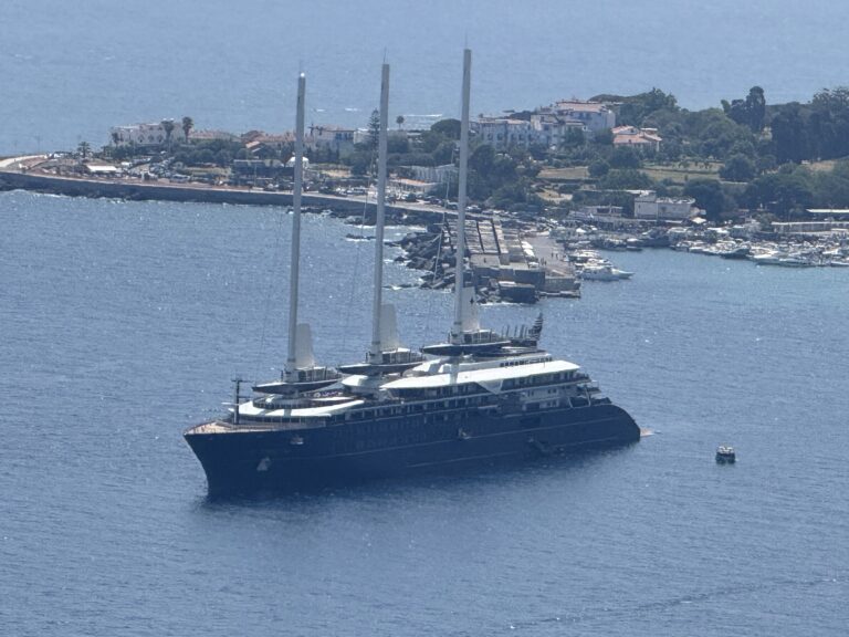 Corinthian incanta Taormina e Naxos: ecco lo yacht a vela più grande del mondo con 54 suite