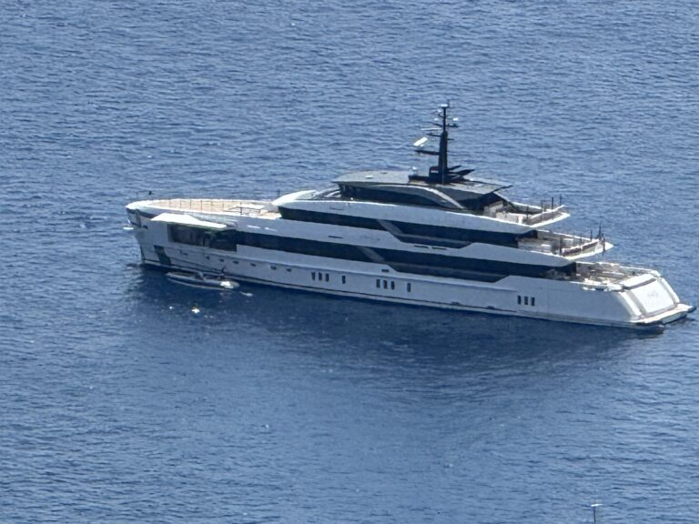 Lusine a Taormina, è lo yacht con un frammento di Luna a bordo