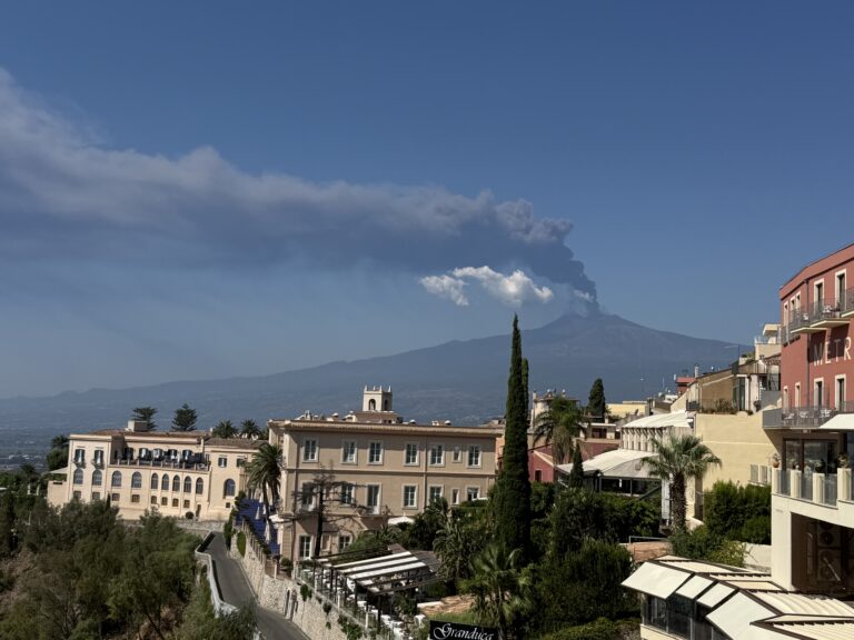 Etna e voli, Protezione Civile: “Cenere incessante, tutti pronti a nuovo scenario se il vento cambia”