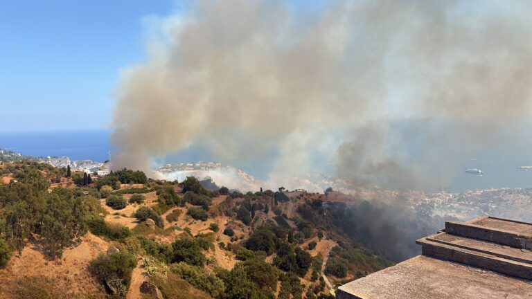 Incendio a Taormina, ore di paura a Mastrissa per la probabile mano di un piromane