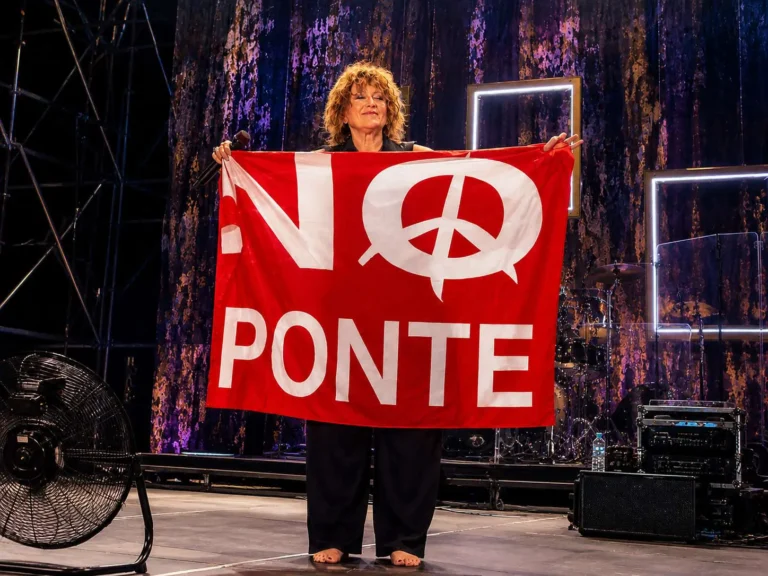 Fiorella Mannoia sventola la bandiera “No Ponte” durante un concerto a Messina, è polemica sui social